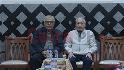 حسن العدل ومحمد محمود أول الحاضرين في عزاء الفنان فاروق عيطة