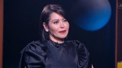 لقاء الخميسي: بكلم أبويا المتوفى وبيرد عليا.. وطلبت من أحمد زكي حضن في الأسانسير ونزلت قبره