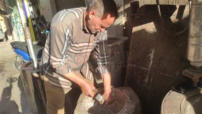 لصناعة ماكينات الفلافل.. هشام خميس يقضي 30 سنة من عمره في نحت الصخر بالإسكندرية