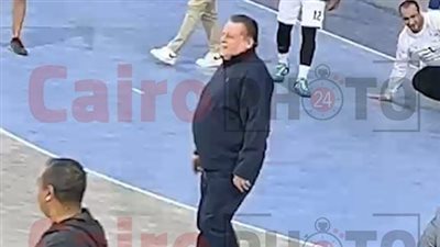 بزي رياضي في الملعب.. محافظ البنك المركزي حسن عبد الله يشارك في دورة البنك الرمضانية| صور