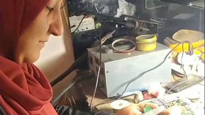 أم حبيبة أول سيدة بالمنوفية تعمل في صيانة الموبايلات: بكافح علشان أساعد جوزي| بث مباشر 