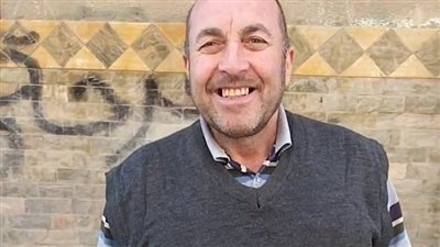 قصة سوري يبيع المخللات والحلوى السورية في شوارع السويس: بقالي 12 سنة.. ورمضان معاكم حاجة تانية | بث مباشر