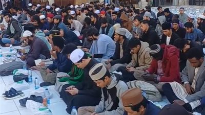 لليوم العاشر على التوالي.. الأزهر يجهز مائدة إفطار للطلاب الوافدين| بث مباشر