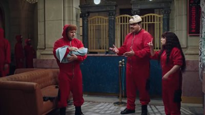 مسلسل الكبير أوي 8 الحلقة 10.. الشرطة تفشل في اقتحام البنك وطبازة يسقط من أعلى السطح