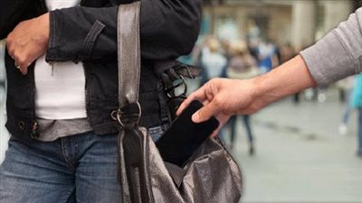 فرحته ضاعت.. سرقة هاتف آيفون 15 من طالب ثانوية عامة فور شرائه بمصر الجديدة