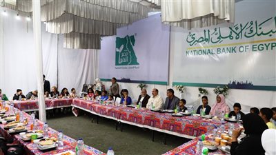 محافظ أسوان يشارك أبناء دور الرعاية الاجتماعية في حفل إفطار جماعي