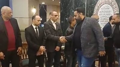 بوجوه حزينة.. أسرة زوجة بهاء سلطان تتلقى عزاء والدها بمسجد الشرطة| بث مباشر