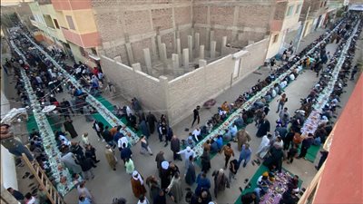  5 آلاف صائم بأطول مائدة إفطار امتدت لمئات الأمتار بساحة المرتضى بالأقصر 