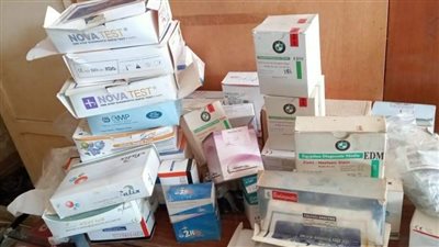 ضبط 1500 شريط ومستلزمات طبية منتهية الصلاحية بمعمل تحاليل بالبحيرة