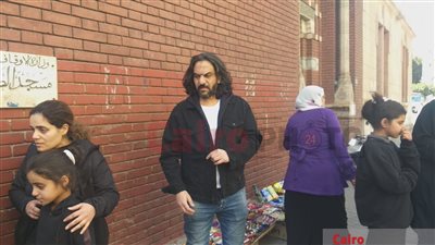 بهاء سلطان أول الحضور في جنازة والد زوجته| صور