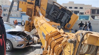 تهشم سيارتين بسبب سقوط ونش بالتجمع الخامس