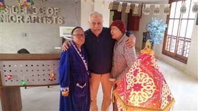 بتقديم الهدايا.. أشرف زكي يحتفل بعيد الأم في دار مسنين نقابة المهن التمثيلية