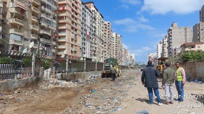 بدء رفع تراكمات القمامة داخل خط قطار أبو قير بالإسكندرية