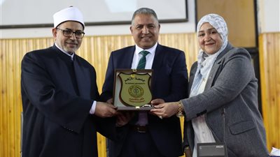 رئيس جامعة الأزهر يكرّم الأم المثالية ويشيد بجهودها في تقدم تصنيف الجامعة 