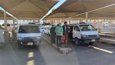 بعد زيادة أسعار البنزين والسولار.. انتظام العمل بمحطات الوقود وموقف السرفيس بالغردقة| صور