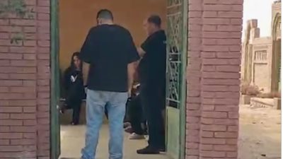 جايبين ورد وبيقرأوا قرآن.. أسرة حبيبة الشماع تزور قبرها بعد مرور أسبوع على وفاتها | فيديو وصور