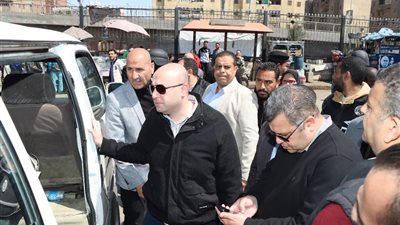 محافظ بني سويف يتابع انتظام العمل بمواقف سيارات الأجرة بعد إقرار التعريفة الجديدة