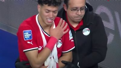 إصابة إمام عاشور في الكتف ومغادرته مباراة مصر ونيوزيلندا باكيًا.. وحمدي فتحي بديلًا