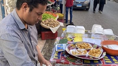 شاب يتفنن في صناعة الزلابية بالأقصر: الناس بتحبها من إيدي