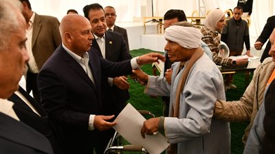 وزير النقل يُسلم عقود 109 شقق جديدة تعويضًا للمتضررين من مشروع القطار السريع بالقاهرة