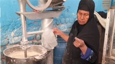 قصة كفاح الست عواطف أقدم كنفاني بلدي بالمنيا: شغالة بقالي 50 سنة ومش عايزة حاجة غير أحج | بث مباشر