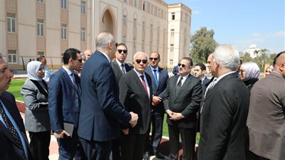 تمهيدًا لافتتاحها.. وزير التعليم يتفقد مدرسة الجمهورية الجديدة الرسمية الدولية IPS بمصر الجديدة