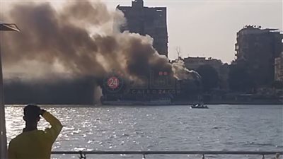 الدخان عانق السماء.. الصور الأولى لحريق مركب أمريكانا وسط النيل