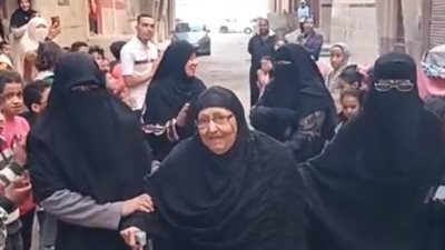 أهالي السويس ينظمون ممرًا شرفيًا لـ أم مسنة.. وابنتها: شقيت علينا بعد وفاة أبويا| بث مباشر