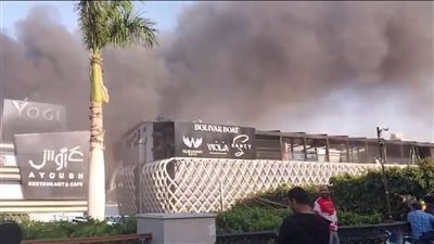 السيطرة على حريق مركب أمريكانا.. والمحافظ ومدير الأمن ينتقلان لموقع الحريق| صور