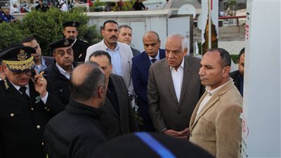 محافظ الجيزة يتابع جهود رجال الحماية المدنية للسيطرة على حريق باخرة نيلية| صور 