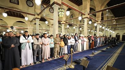 قال شخص للإمام ونحن راكعون إن الله مع الصابرين فهل يجوز؟.. أزهري يجيب