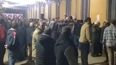 أهالي المنوفية يقدمون العزاء في 3 أشخاص من أسرة واحدة توفوا اختناقًا بالغاز | بث مباشر