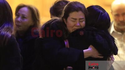 انهيار رانيا فريد شوقي في عزاء والدتها بمسجد الشرطة بـ6 أكتوبر| صور