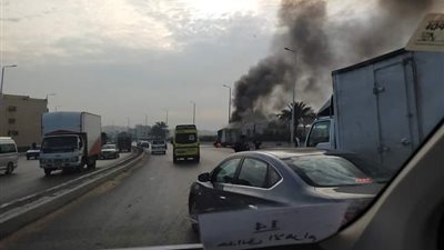 سيدة دخلت عكس.. مصرع شخصين في تصادم واحتراق سيارتين بالطريق الدائري بالجيزة