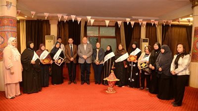 محافظ أسيوط يكرم الأمهات المثاليات على مستوى المحافظة 