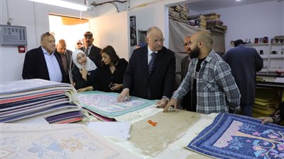 محافظ القاهرة يتفقد المصانع الصغيرة والورش الحرفية في الأسمرات