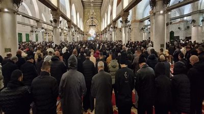 40 ألف فلسطيني يؤدون صلاتي العشاء والتراويح في رحاب المسجد الأقصى 