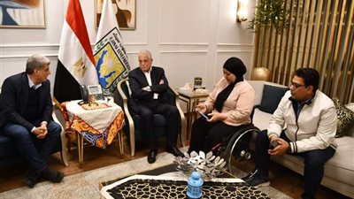 محافظ جنوب سيناء يكرم أسطورة رفع الأثقال فاطمة عمر بشرم الشيخ