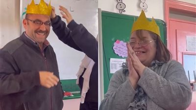 طالبات يكرمن المعلمين بـ التاج الذهبي: تعبوا معانا وكان لازم نكرمهم 