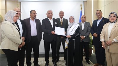 بمناسبة يوم المرأة العالمي.. محافظ السويس يكرم الأمهات المثاليات