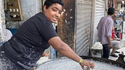 أصغر صنايعي كنافة بلدي بالأقصر: برشها وأنا عندي 5 سنين | صور 