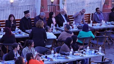 مسلمون وأقباط.. علي مائدة إفطار المحبة بالأقصر | صور