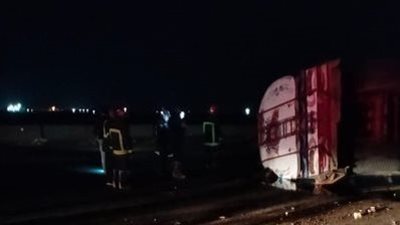 انقلاب سيارة نصف نقل محملة بـ المازوت على الطريق الصحراوي بسوهاج