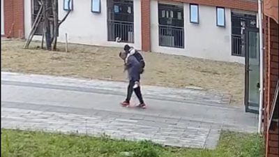 يعاني من مرض نادر.. مدرس يحمل تلميذه إلى منزله كل يوم لمدة عامين