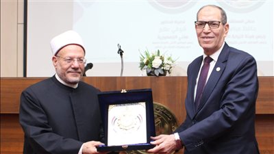 رئيس النيابة الإدارية يهدي درع الهيئة لمفتي الجمهورية 