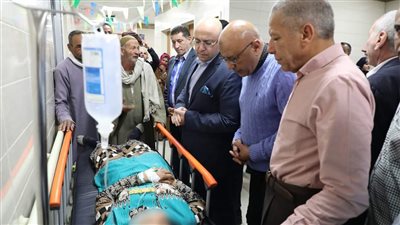 أسفر عن 20 مصابًا.. محافظ بني سويف يطمئن على مصابي انقلاب سيارة من أعلى كوبري سدمنت | صور