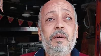 صاحب مطعم يضع فواتير طعام مدفوعة الأجر لغير القادرين على الجدار: المحتاج بيجي ياخد اللي عايزه ومش بنحسسه أنه محتاج| بث مباشر