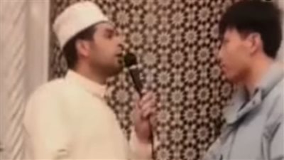 شاب صيني يعلن إسلامه داخل مسجد الحصري.. والمتابعون: مبارك عليه