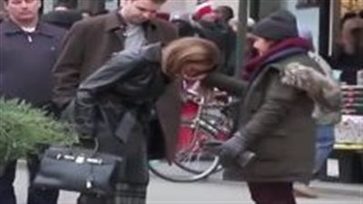 هجوم على جينيفر لوبيز بعد بصقها العلكة في يد مساعدتها.. والأخيرة تدافع عنها