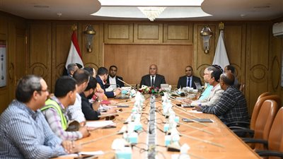 محافظ قنا يتابع الموقف التنفيذي لمشروعي المدفن الصحي بقوص
